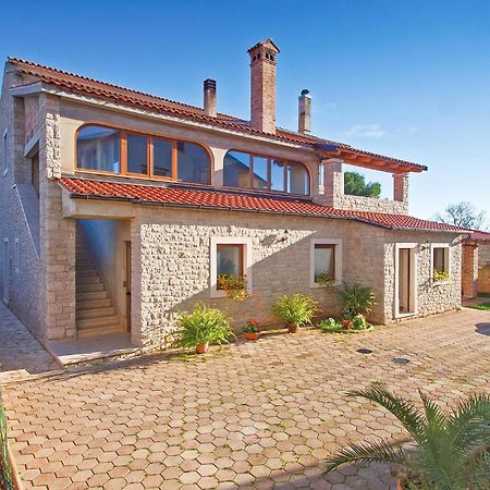 Lovely Home In Sisan With Outdoor Swimming Pool Kültér fotó