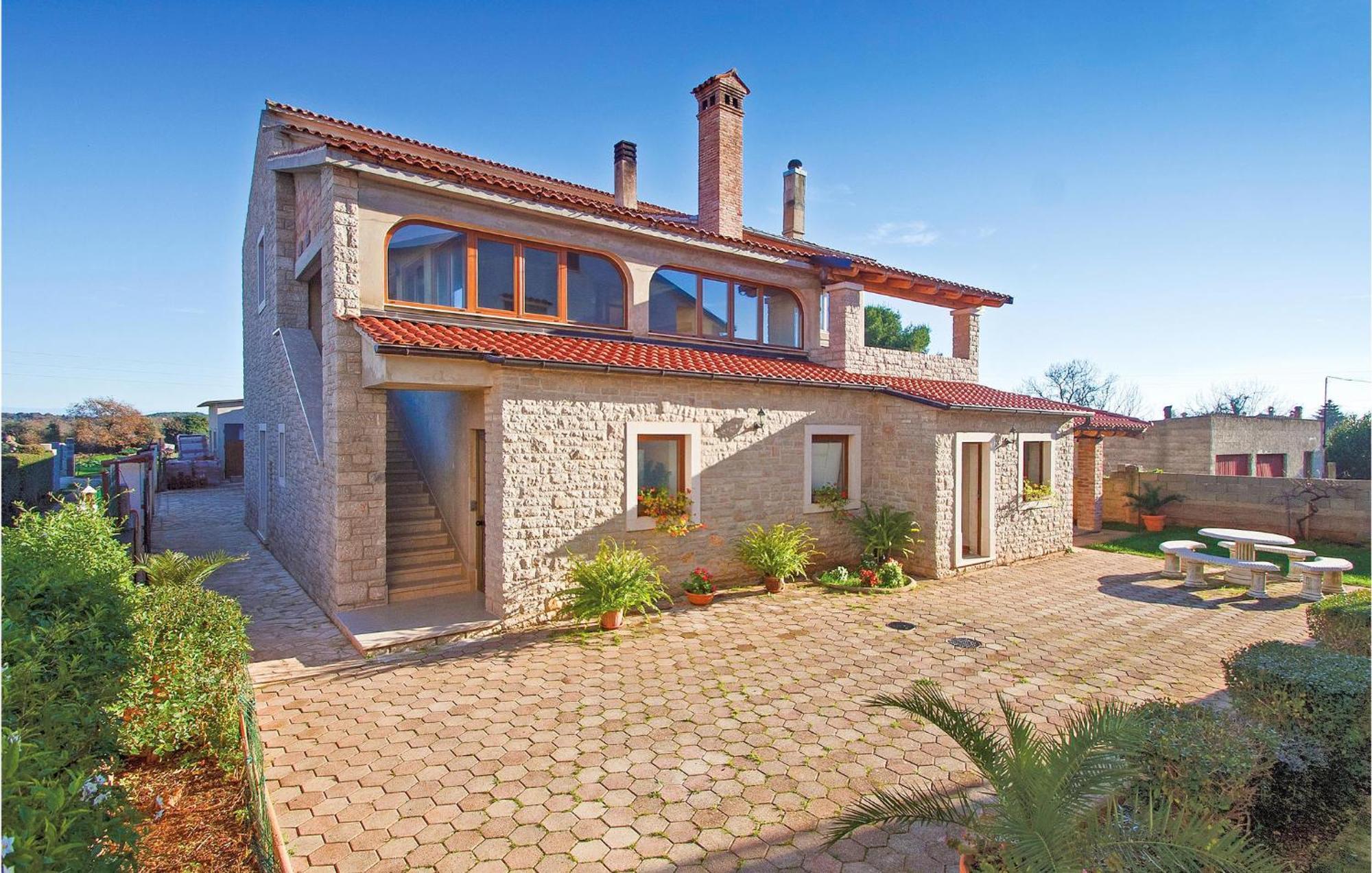 Lovely Home In Sisan With Outdoor Swimming Pool Kültér fotó