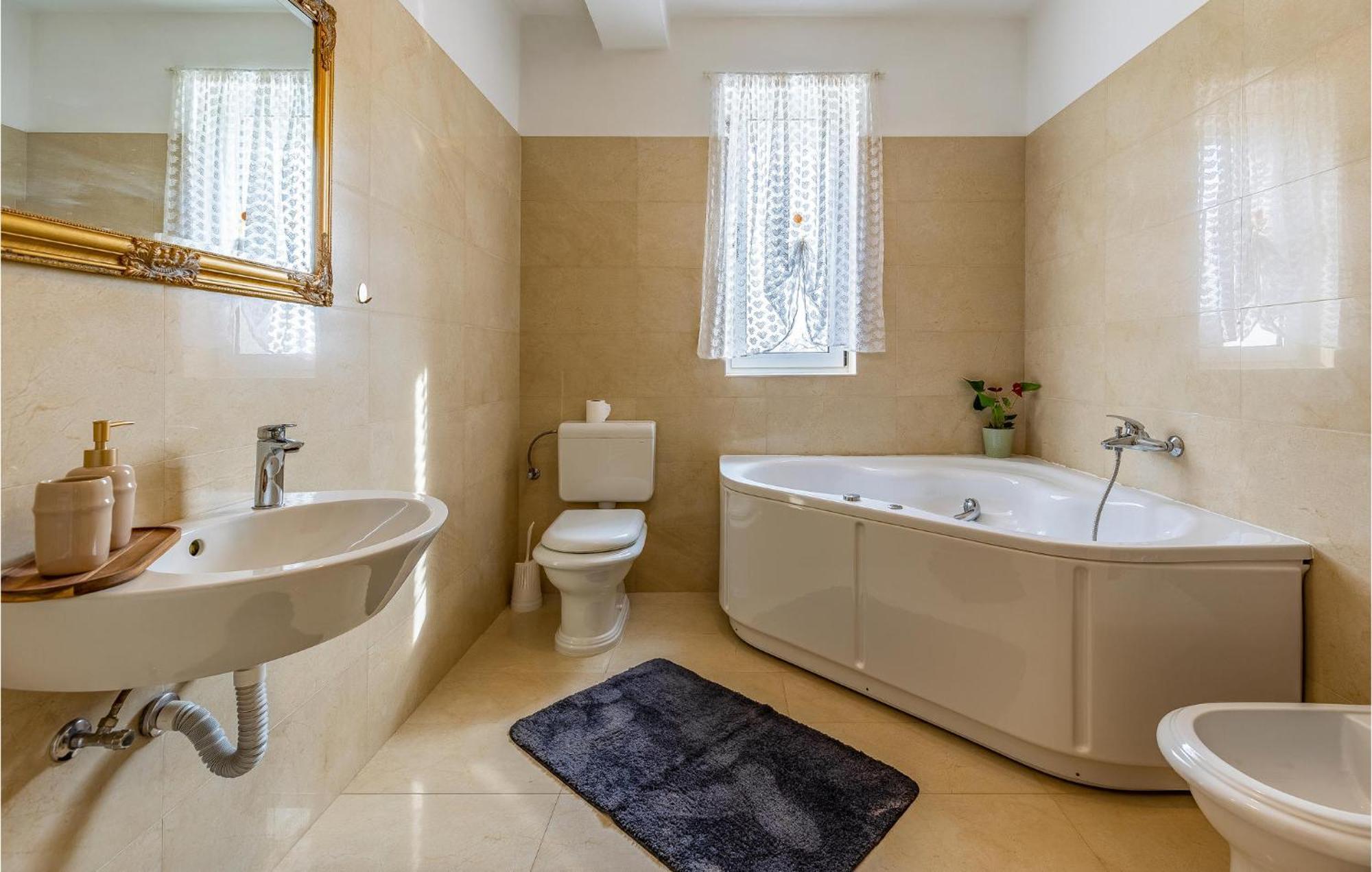 Lovely Home In Sisan With Outdoor Swimming Pool Kültér fotó