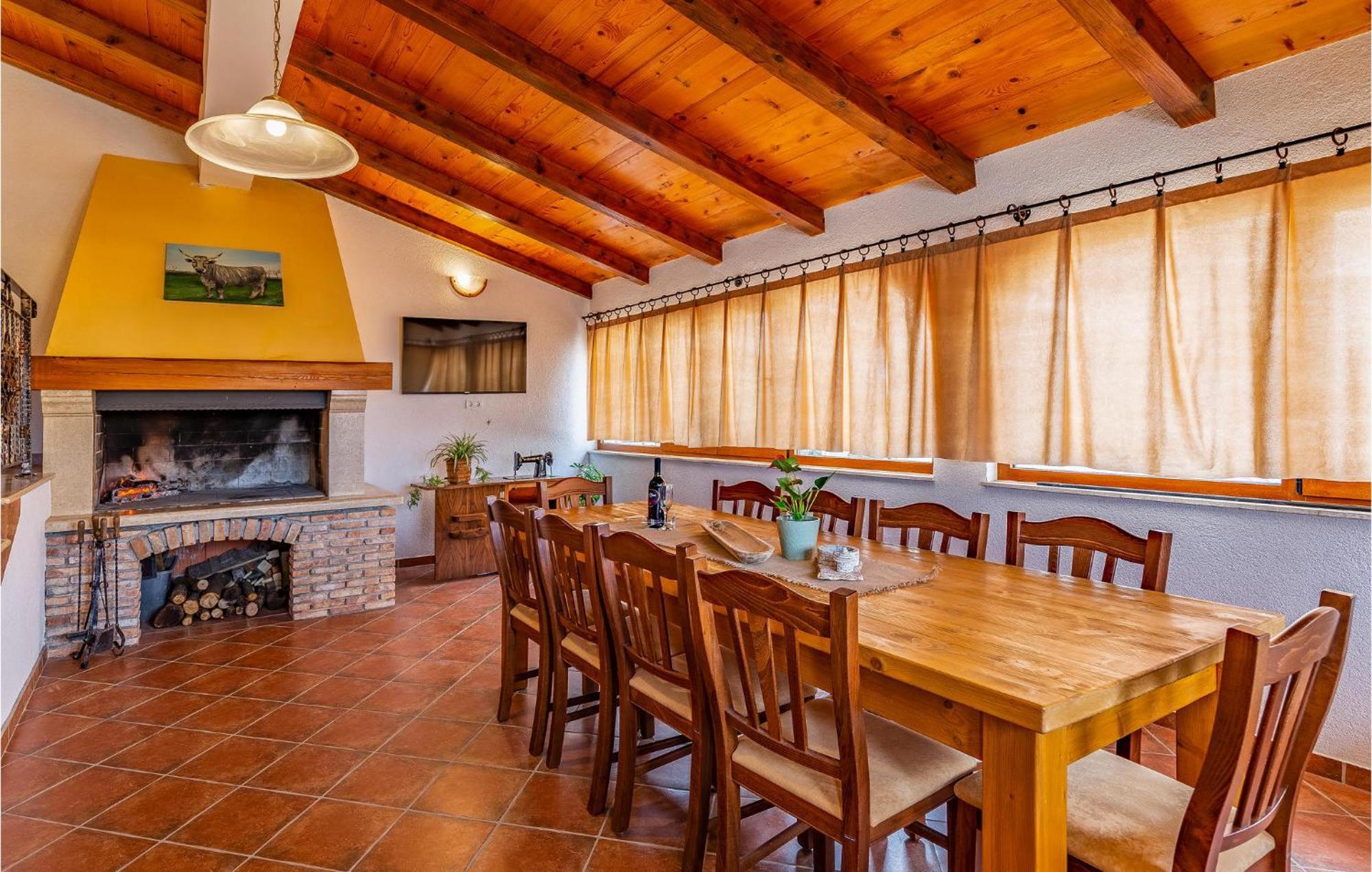 Lovely Home In Sisan With Outdoor Swimming Pool Kültér fotó