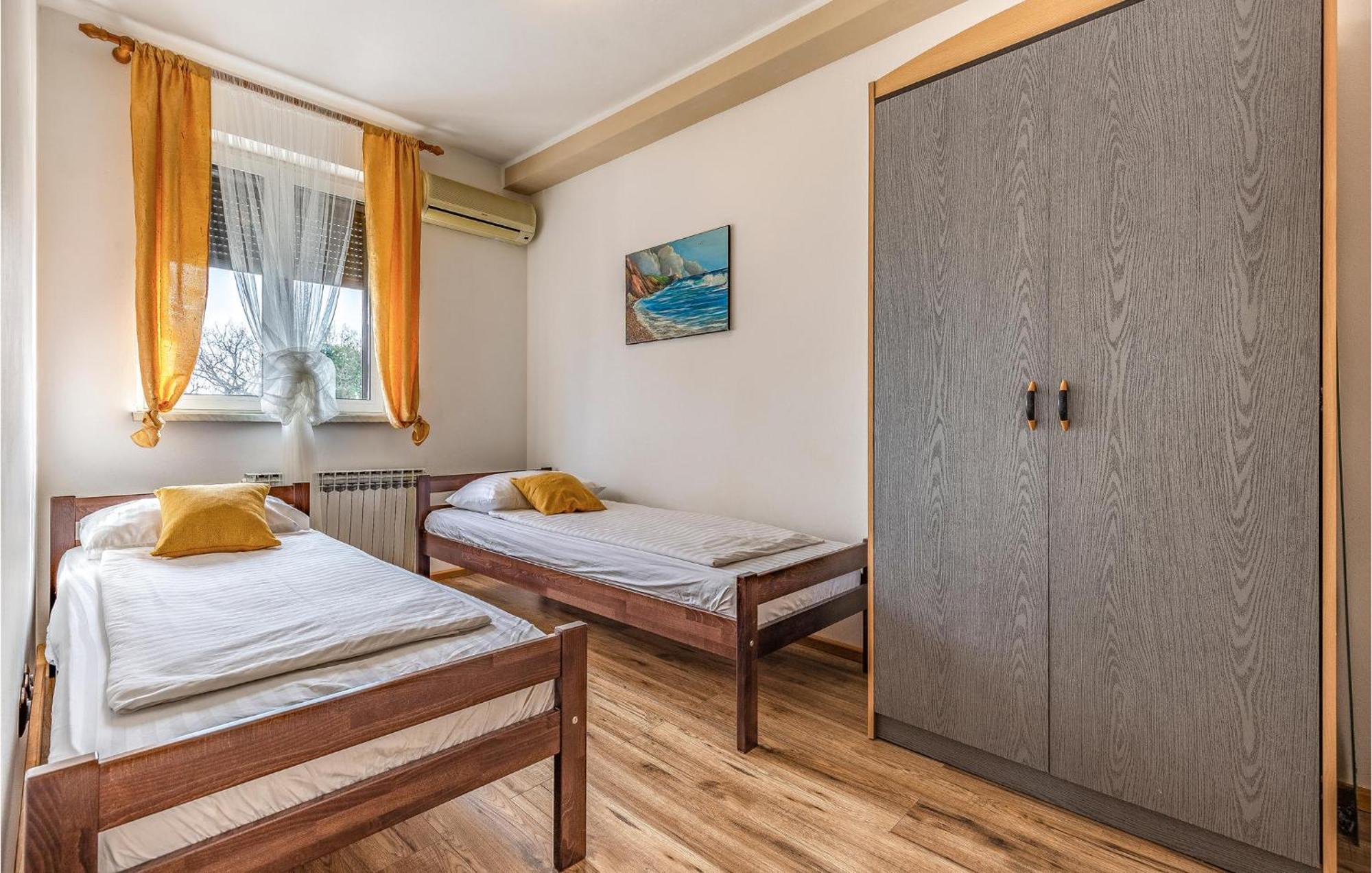 Lovely Home In Sisan With Outdoor Swimming Pool Kültér fotó