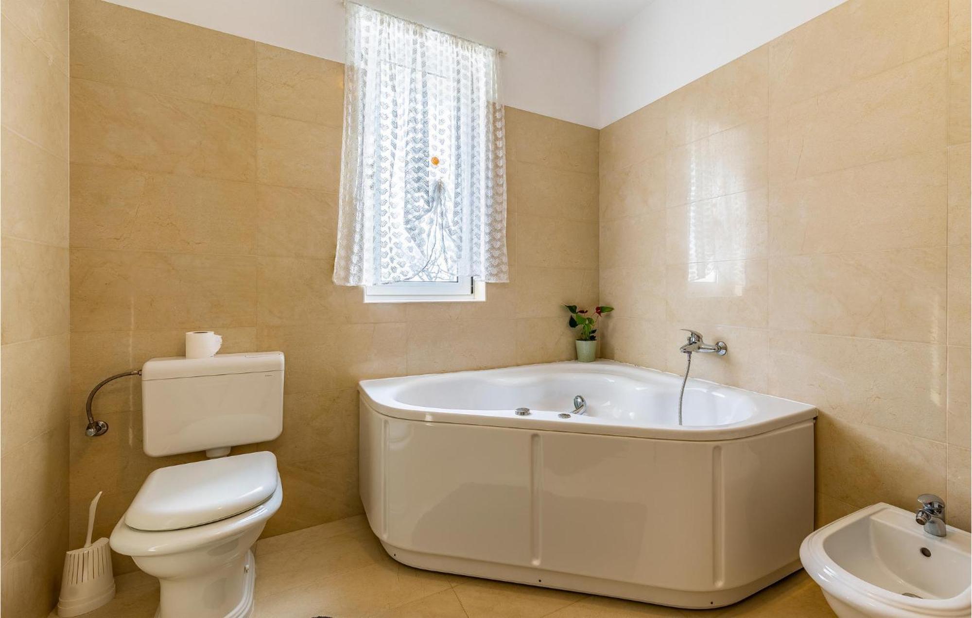 Lovely Home In Sisan With Outdoor Swimming Pool Kültér fotó