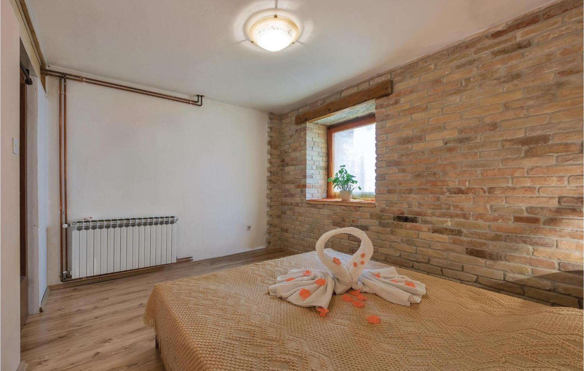 Lovely Home In Sisan With Outdoor Swimming Pool Kültér fotó