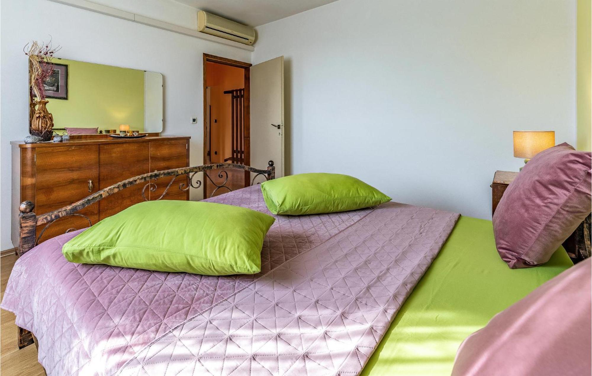 Lovely Home In Sisan With Outdoor Swimming Pool Kültér fotó