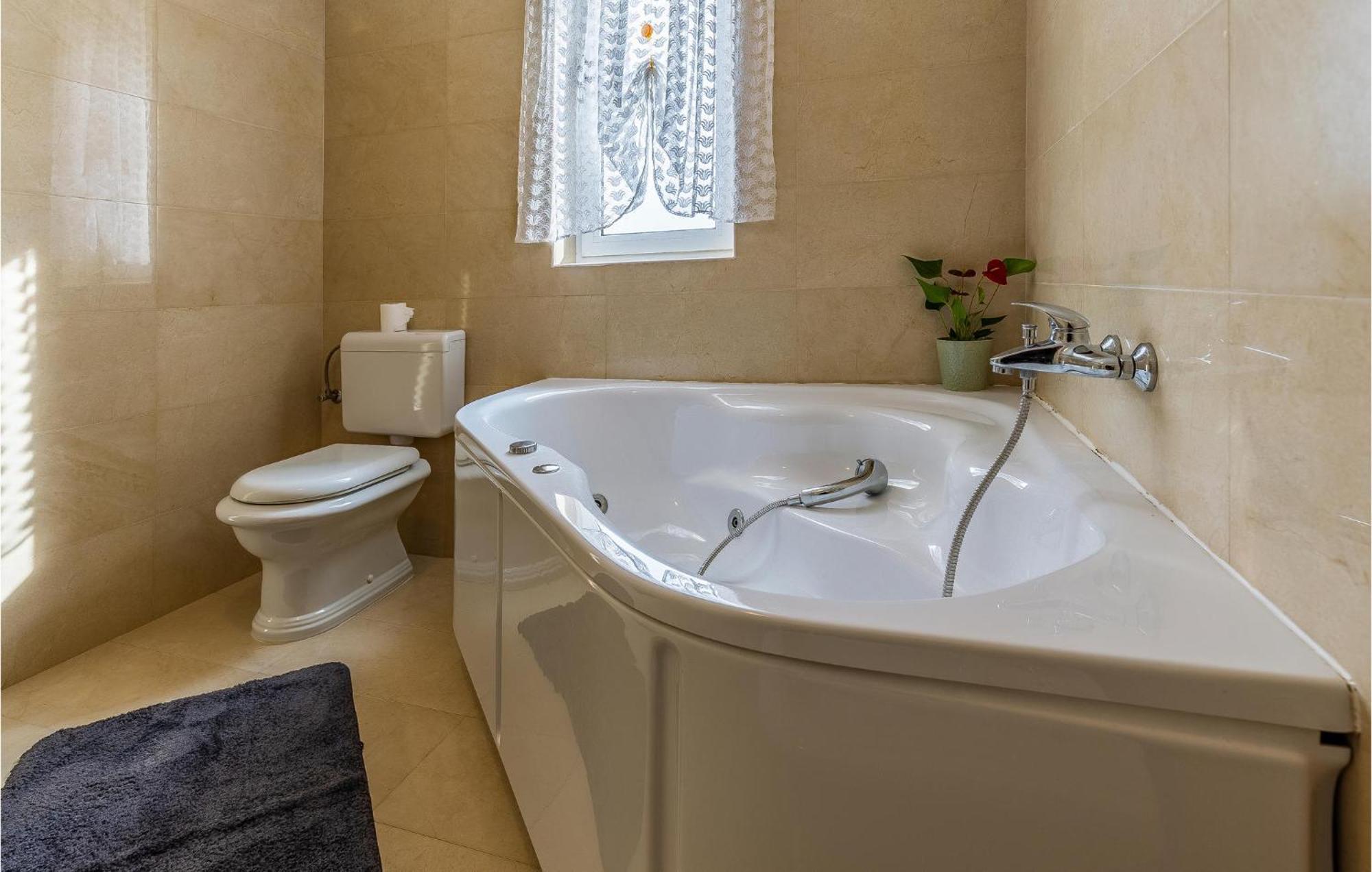 Lovely Home In Sisan With Outdoor Swimming Pool Kültér fotó